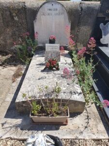 monument avec fleurs