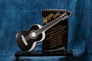 plaque funeraire a motif guitare