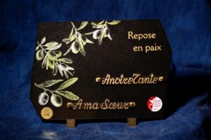 plaque funeraire a motif cerise