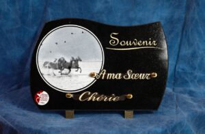 plaque funeraire a motif chevaux