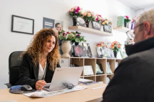 Conseillère funéraire recevant une personne dans son bureau.