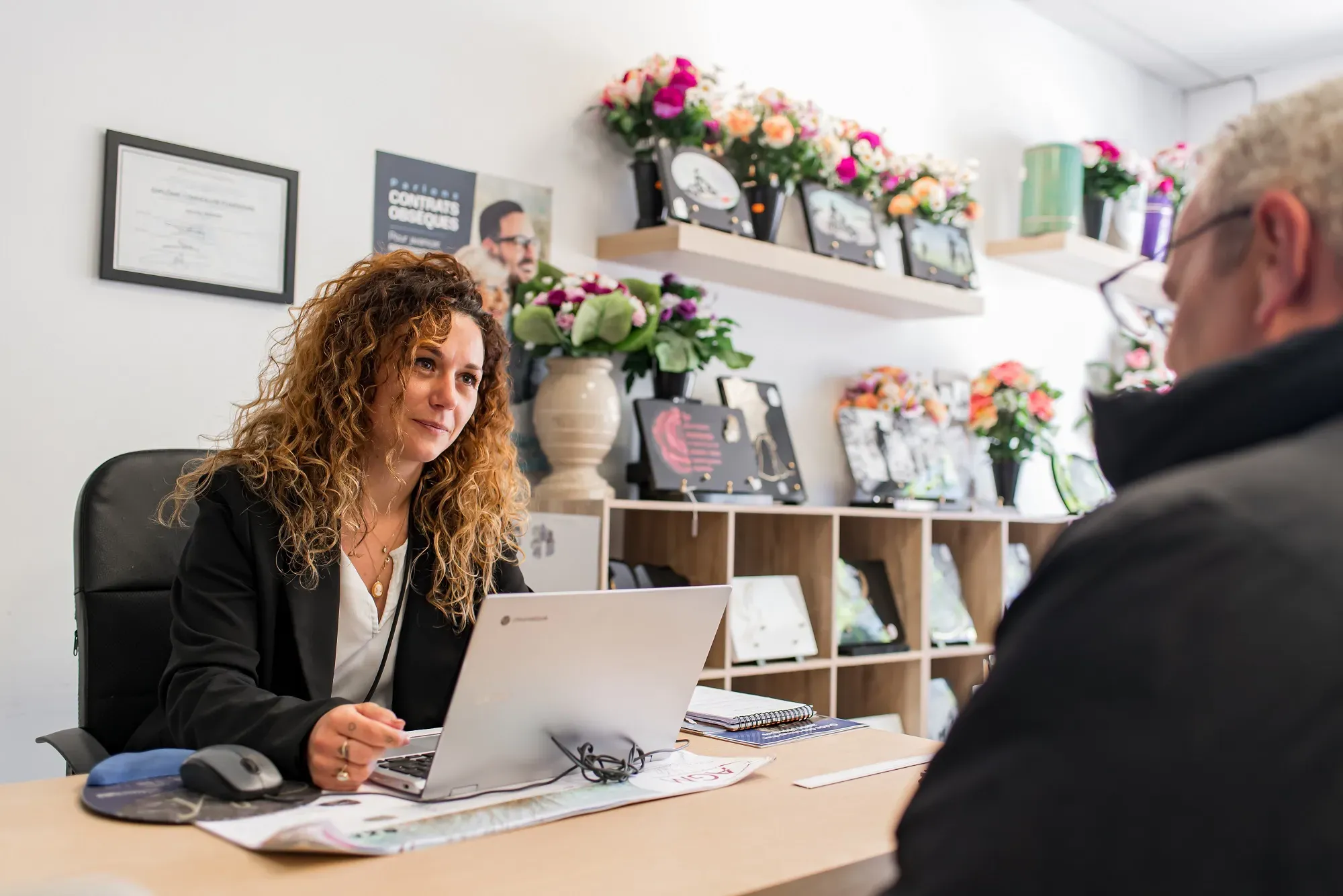 Conseillère funéraire recevant une personne dans son bureau.
