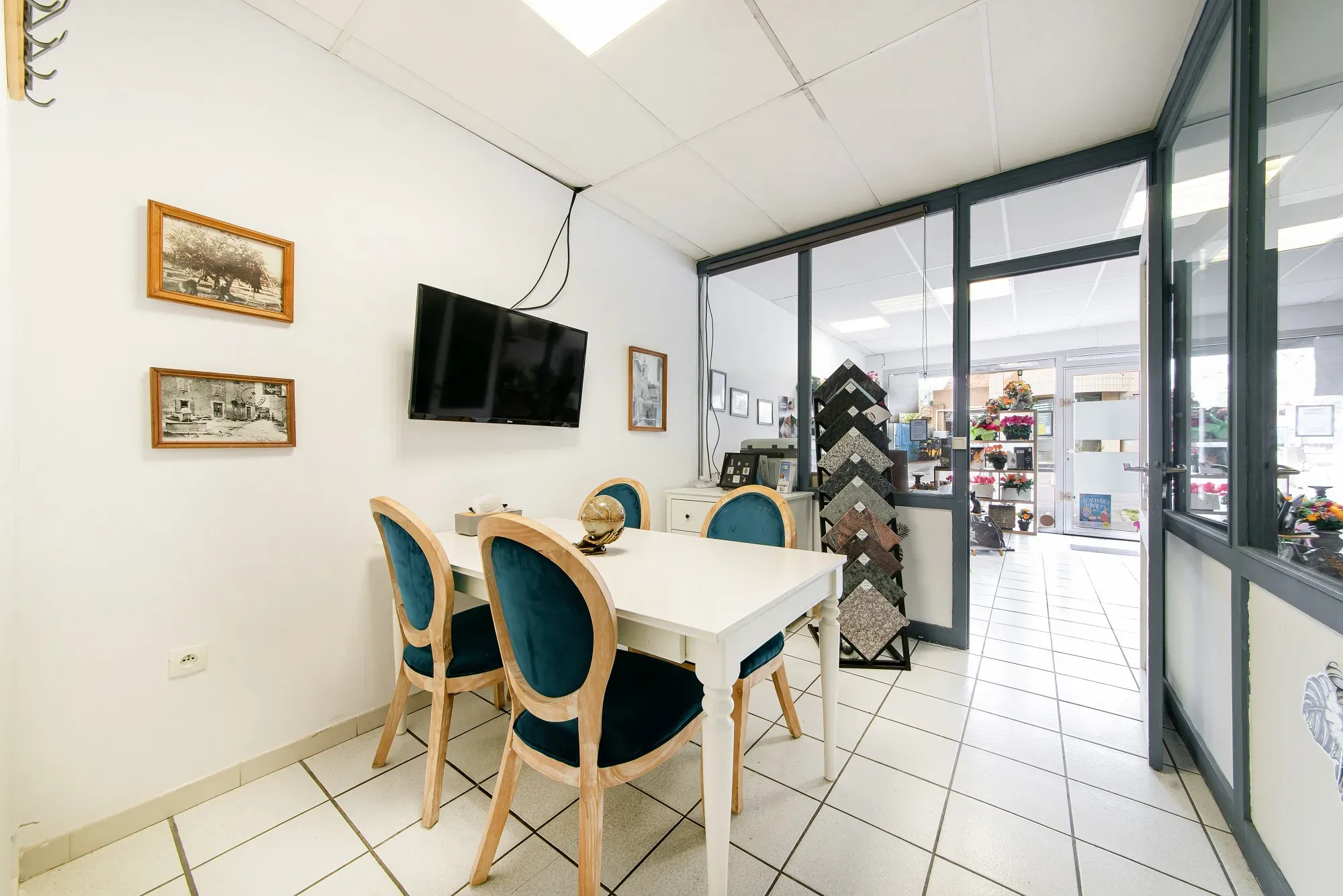Bureau d'accueil d'une agence de pompes funèbres avec table et chaises.