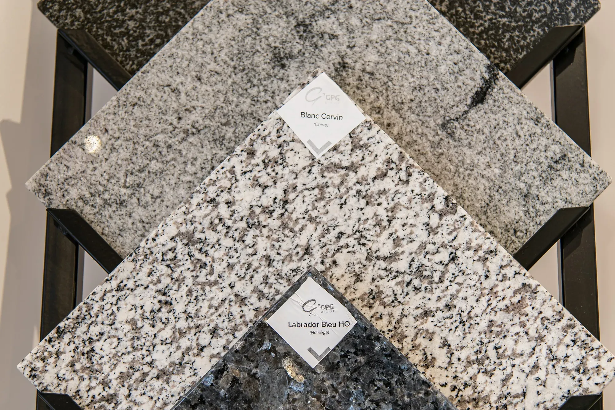 Échantillons de nuancier de granit pour monuments et plaques funéraires.