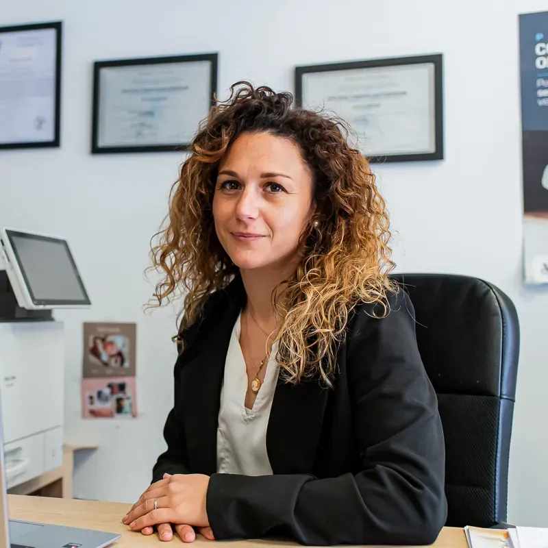 Directrice d'agence assise à son bureau d'agence.