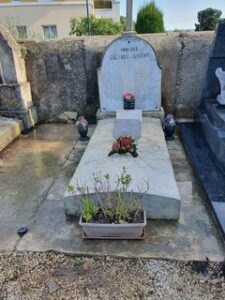 monument avec fleurs differentes
