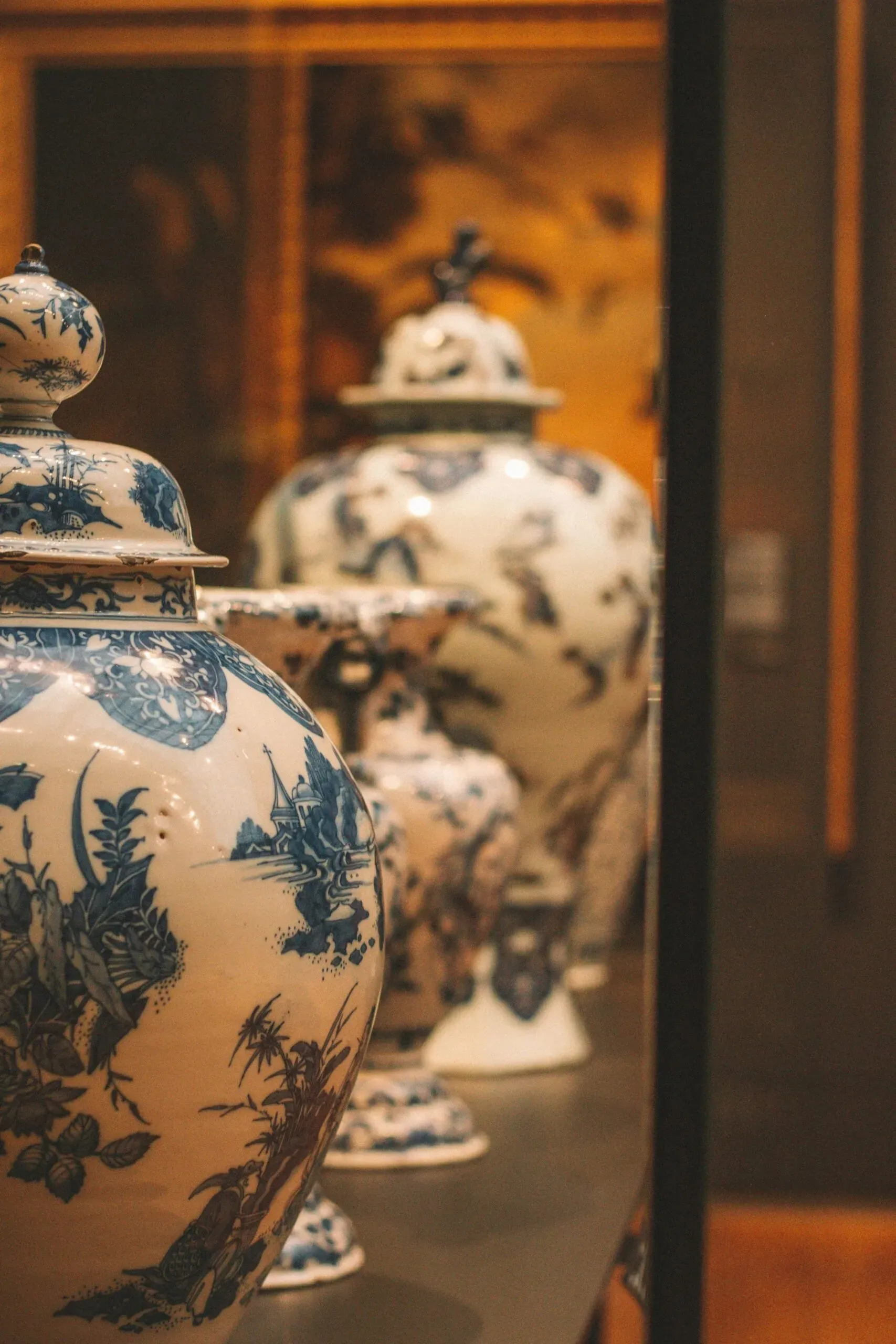 Urmes funéraires et vases en porcelaine de style chinois bleu et blanc.